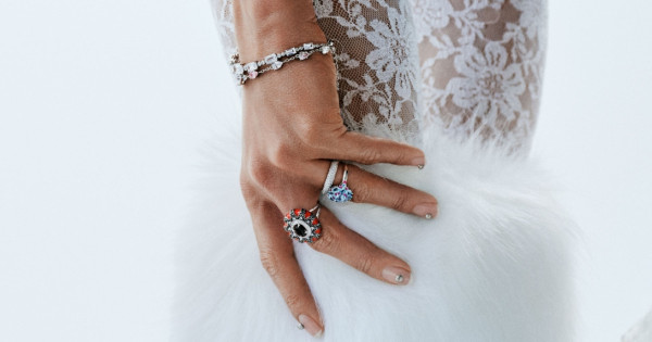 Borítókép: Azonnal elegánsabbá tesz minden ruhát: 7 téli ékszertrend, ami még fényűzőbbé teszi az ünnepi szezont