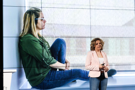 Borítókép: „Ne higgyük el, hogy anyaként felettünk már eljárt az idő és leírhatnak bennünket!”– Interjú Timár-Sneider Zitával