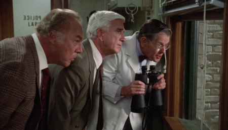 Borítókép: 10 érdekesség a Csupasz pisztoly kapcsán, amiről talán még nem is hallottál