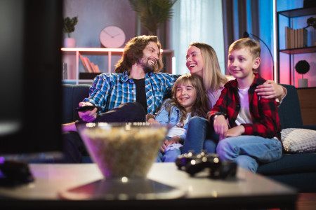 Borítókép: 6 rajzfilm, amit felnőttek és gyerekek egyaránt imádnak: tökéletesek a bekuckózós családi mozizásokhoz