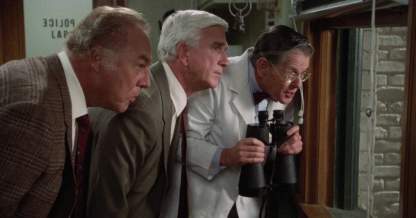 Borítókép: 10 meglepő dolog a Csupasz pisztolyról, amiről még sosem hallottál