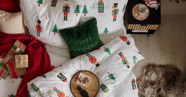 Borítókép: 12 álomszép karácsonyi ágynemű, ami csodálatos hangulatot ad a lakásnak - már 10 ezer alatt is van tökéletes!