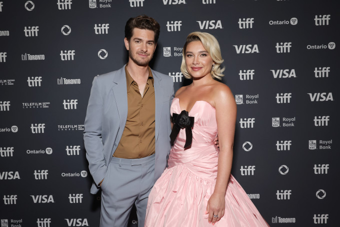 Florence Pugh és Andrew Garfield a Torontói Nemzetközi Filmfesztiválon, A szerelem ideje premierjén.