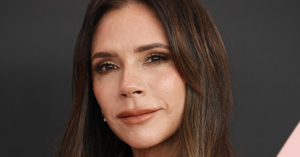 Borítókép: Victoria Beckham bemutatja: a tökéletes téli alapdarab, ami kihagyhatatlan 2024-ben az ünnepi ruhatárból