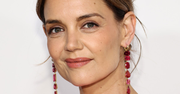 Borítókép: Katie Holmes bemutatja: íme a tökéletes ünnepi outfit, amiben flitterek és csillogás nélkül is nőies és stílusos
