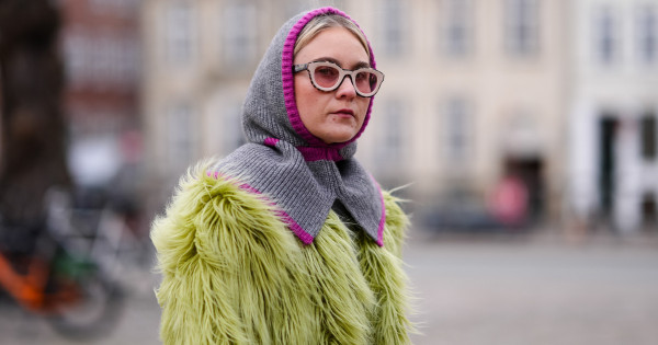 Borítókép: Nem menő már a kötött sapka! Helyette ezt a kiegészítőt viselik a stílusos nők ezen a télen