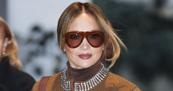 Borítókép: Jennifer Lopez szerint nincs ennél tökéletesebb cipő az ünnepekre - elképesztően formás lábakat csinál!