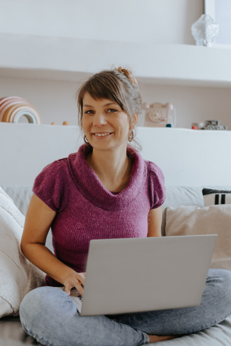 Borítókép: Ne (csak) a gyerekeket neveljük, hanem magunkat is! — vallja Füstös Móni, Pozitív Fegyelmezés szülőoktató