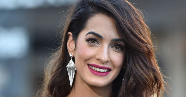 Borítókép: Amal Clooney bemutatja: 5 nőies, de teljesen különböző frizura ugyanabból a hajból