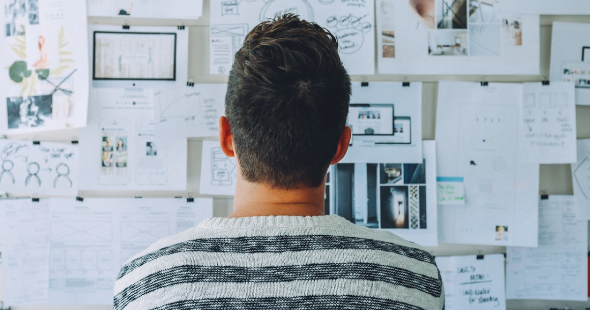 Tervek előtt álló ember