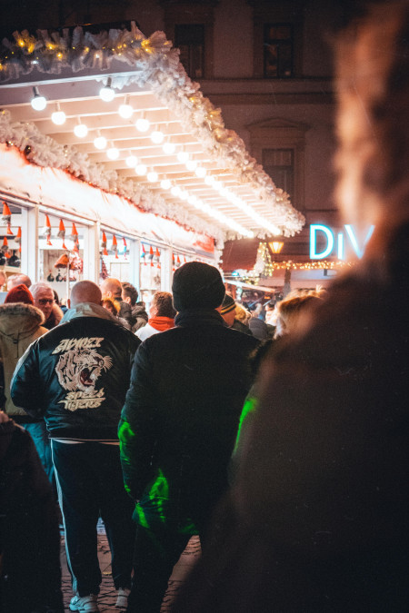 Borítókép: Színes forgatag méregdrágán: karácsonyi vásárban kisbabával