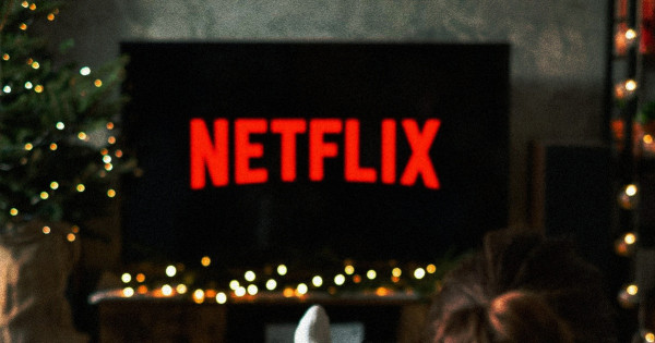 Borítókép: Ünnepi sorozat-bakancslista: A 10 legjobb sorozat a karácsonyi szünetre 2024-ben