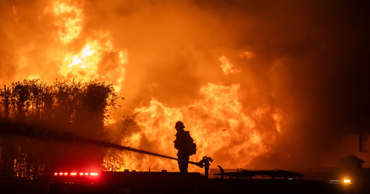 Tűzoltó a lángok ellen