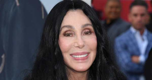 Borítókép: Idejétmúlt? Ugyan! Cher egy szett alatt bebizonyította, hogy ezt a cipőt még 70 felett is lehet stílusosan viselni