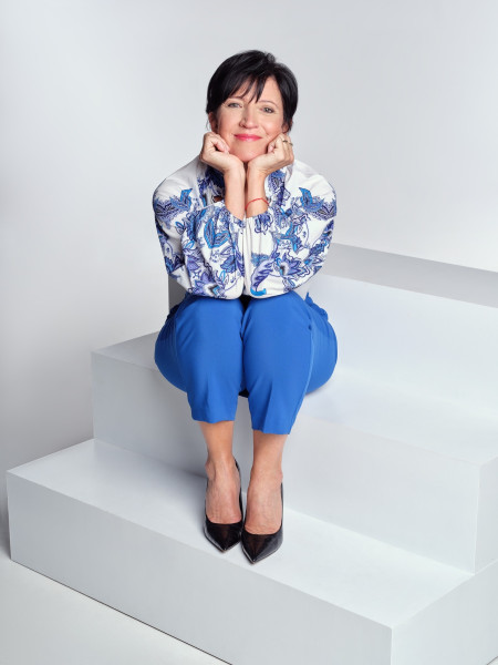 Borítókép: Csak lefelé merülve lehet felfelé szállni – beszélgetés dr. Mangó Gabriellával a Kávémonológokról