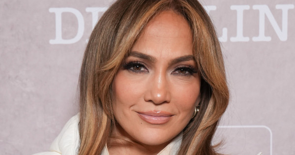 Borítókép: Jennifer Lopez nem tudja megunni az idei tél egyik legkényelmesebb csizmáját - szó szerint le sem szakad az elmúlt hetekben a lábáról ez a darab!