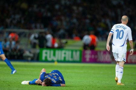 Borítókép: Tyson harapásától Zidane fejeséig: 8 őrült sportpillanat, amire nem a sport miatt emlékszünk