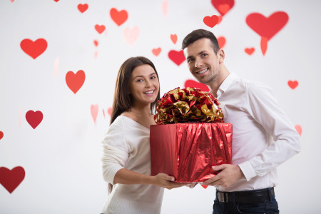 Borítókép: Ezek a legjobb Valentin-napi ajándékötletek férfiaknak: Amazonról számos, személyre szabható apróságot is beszerezhetsz