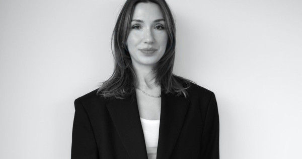 Borítókép: Aki Hailey Biebert és Penélope Cruzt is sminkeli! Exkluzív interjú Olga Holovanovával a kreativitásról és az üzlet egyensúlyáról a divat- és szépségiparban