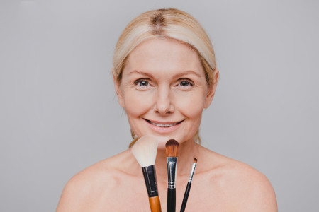 Borítókép: Előnytelennek hat és öregít, ha 50 év felett így sminkelsz: 7 hiba, amit kerülj el