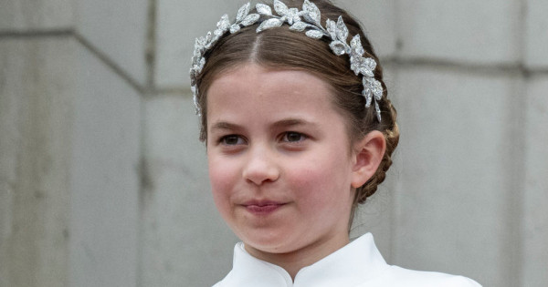 Borítókép: Friss fotóin döbbenetes a hasonlóság a kis Sarolta hercegnő és egykori nagymamája, Diana között: te is észreveszed az egyezőségeket?