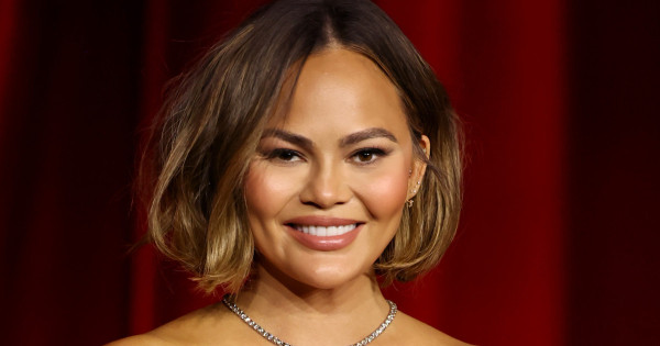 Borítókép: Chrissy Teigen esküszik erre az otthoni arckezelésre - kedvence forradalmasította a ráncok elleni harcot!