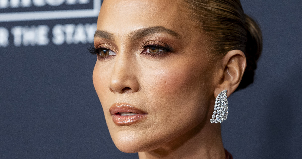 Borítókép: Jennifer Lopez hibátlan, festményszerű bőre ennek az alapozónak volt köszönhető