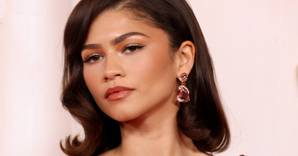 Borítókép: Trendjelentés: A stílusos nők ezt a kiegészítőt hordják 2025-ben - már Jackie Kennedy is rajongott ezért a darabért!