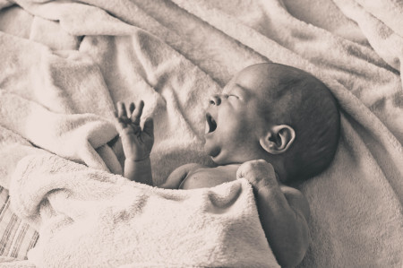 Borítókép: Hozzátáplálás hathetesen, altatás veréssel és tüskés járássegítő: régi korok bizarr gyereknevelési módszerei, amiken ma már szörnyülködünk