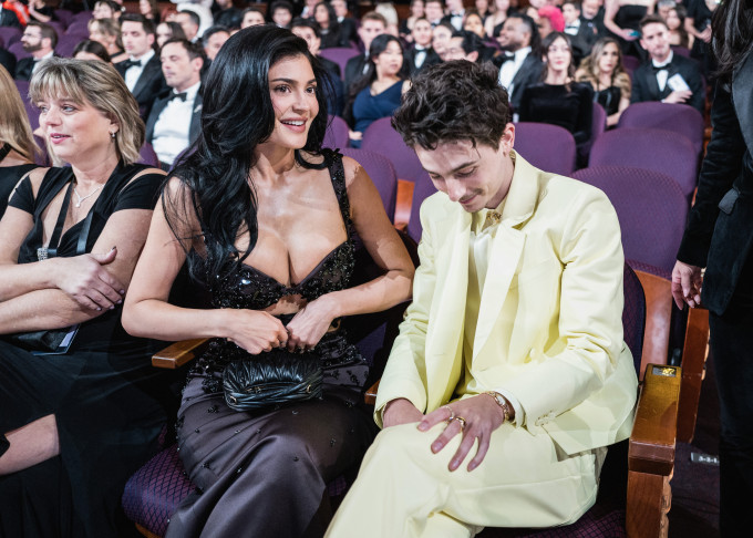 Két év után is nagyon működik a kémia Timothée Chalamet és Kylie Jenner között, de egy netes teória szerint a színész nagy árat fizethet a kapcsolatáért...