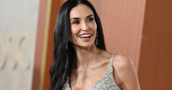 Borítókép: Ez a 6 ezer forintos termék a 62 éves Demi Moore dús frizurájának titka - a színésznő esküszik erre a vörös szőnyegen!