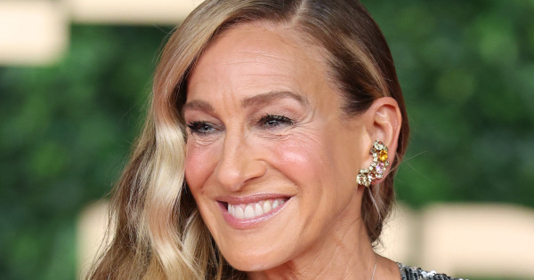 Borítókép: Sarah Jessica Parker már viseli az idei tavasz abszolút kihagyhatatlan ruhatrendjét - ezt még Carrie Bradshaw is megirigyelné!