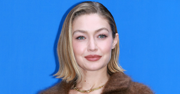 Borítókép: Nem tud hibázni! Gigi Hadid elkövette az egyik legcikibb divatbakit, mégis zseniális a szettje