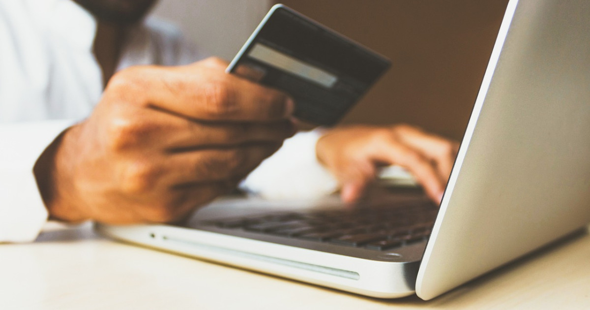 Online fizető ember a laptopjával