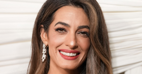 Borítókép: Amal Clooney már viseli a tavasz legnőiesebb és legromantikusabb trendjét - ez alapdarab lesz minden stílusos nő gardróbjában!