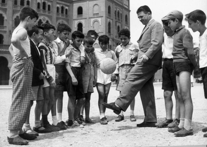 Puskás Ferenc gyerekek gyűrűjében