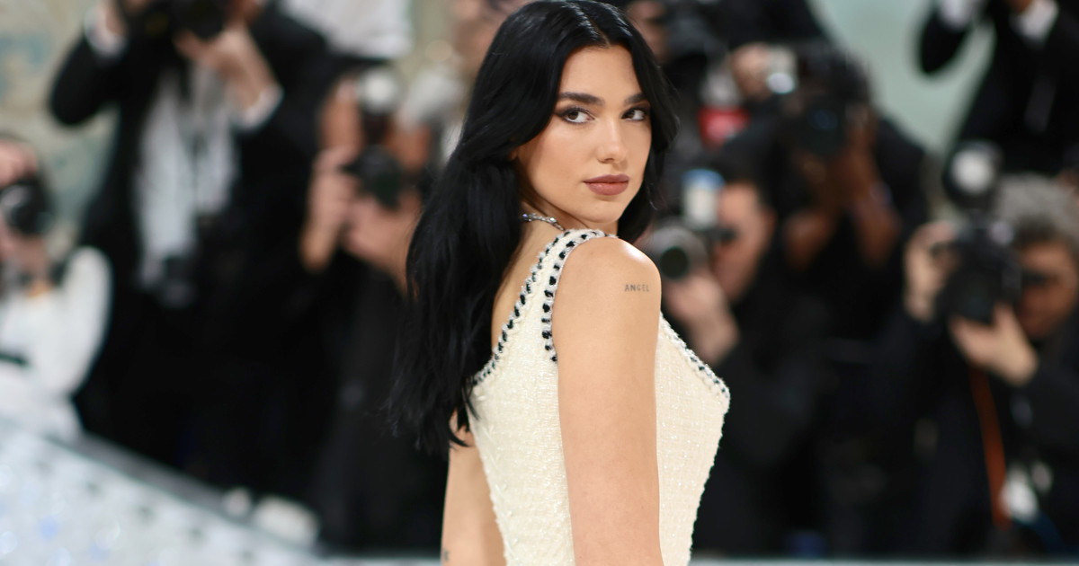 Borítókép: Dua Lipa edzője elárulta: Ettől a gyakorlattól ilyen lapos az énekesnő hasa - avagy 6 sztár és leghatásosabb edzéseik!