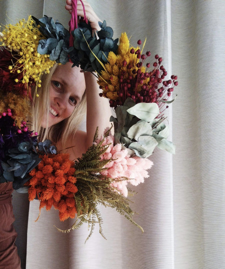 Borítókép: „Amikor alkotok, akkor megszűnik minden más, és csak én vagyok meg a virágok” – Interjú a Pillevilág megálmodójával