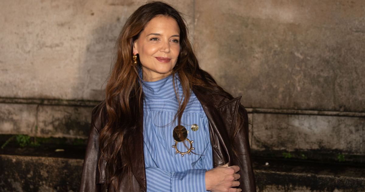Borítókép: Katie Holmes bemutatja a sneakert, ami tökéletes tavaszra azoknak, akik nem szeretik a színes darabokat