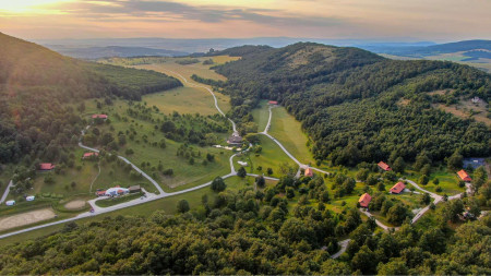 Borítókép: 1 órára Budapesttől terül el a természet és az ember legszebb harmóniája: Farkaskútvölgy a nyugalom és a szabadság Csodaországa