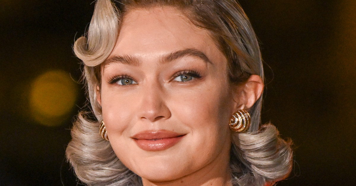 Borítókép: Gigi Hadid visszahozta a divatba a '90-es évek egyik elfeledett kiegészítőjét - könnyebb kombinálni, mint gondolnád!