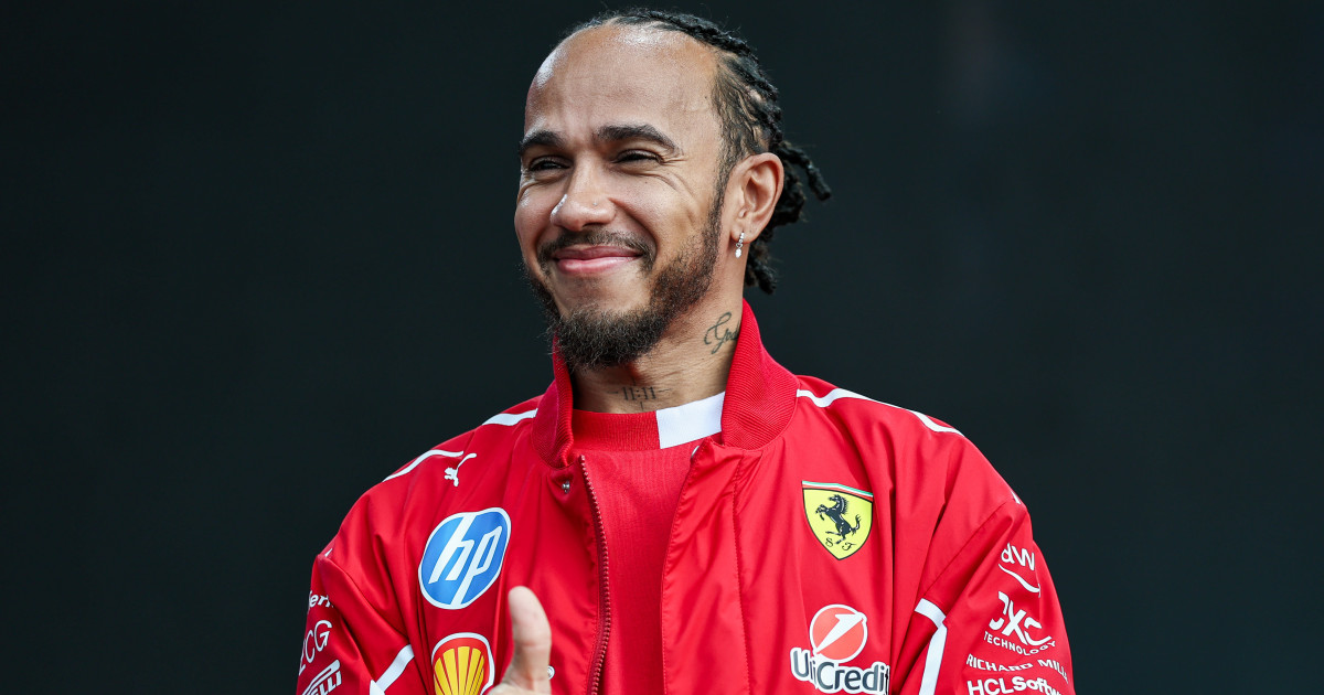 Lewis Hamilton beújított: Rögtön két színben is beszerezte ezt a cipőt!
