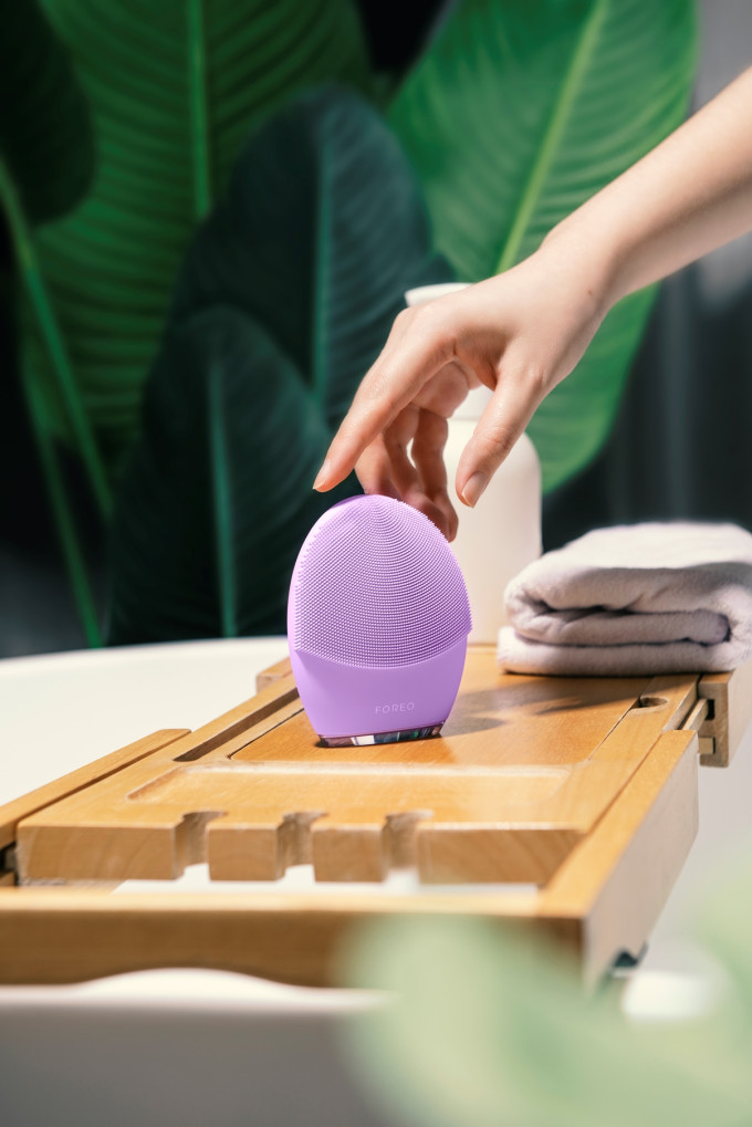 A Fehér Lótusz harmadik évadjában Jaclyn Lemont életre keltő Michelle Monaghan egyik legnagyobb szépségtitka a LUNA™ 4 Sensitive arctisztító.