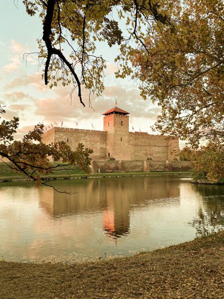 Borítókép: Hangulatos fotókon Gyula, a kis ékszerdoboz: így jártuk be egy babával a várost