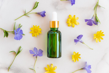 Borítókép: 8 üde illóolaj tavaszra: energiát adnak, frissességet hoznak a mindennapokba, és csökkentik a tavaszi fáradtság tüneteit