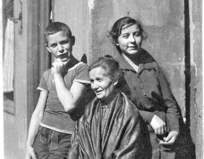 József Attila, József Áronné Pőcze Borbála és József Etelka 1919-ben, a Mama halálának évében