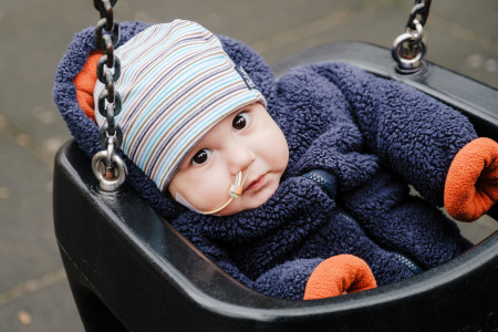 Borítókép: Egy ország összefogásán múlhat a 10 hónapos Ágoston élete: 500 millió forintot kell előteremtenie családjának