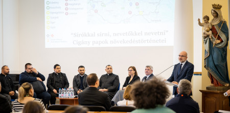 Borítókép: „A sírókkal elég jól tudtam sírni, a nevetőkkel elég jól tudtam röhögni – csak hogy ne derüljön ki a nagy titok, hogy cigány vagyok”