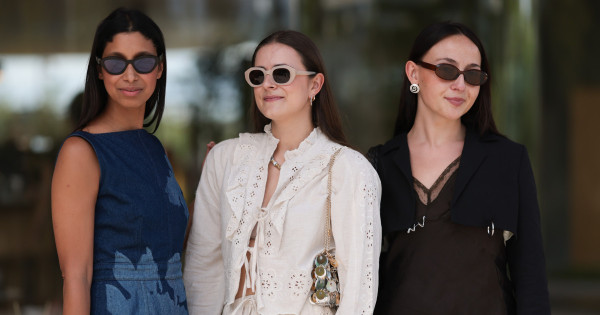 Borítókép: 2025 tavaszán ez a nőies, mégis kényelmes blúz hódít a stílusos nők körében - ráadásul egy farmerral tökéletes párost alkot!