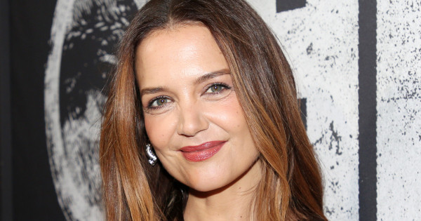 Borítókép: Katie Holmes bemutatja: íme a tavaszi kabát, ami 2025-ben leváltja a ballonkabátot